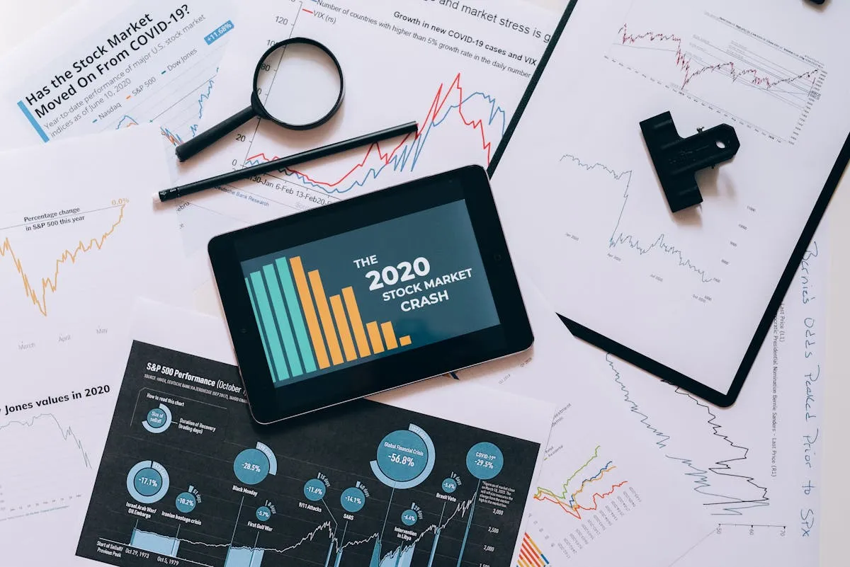 Elettricista che controlla un impianto e compila il rapporto sul tablet